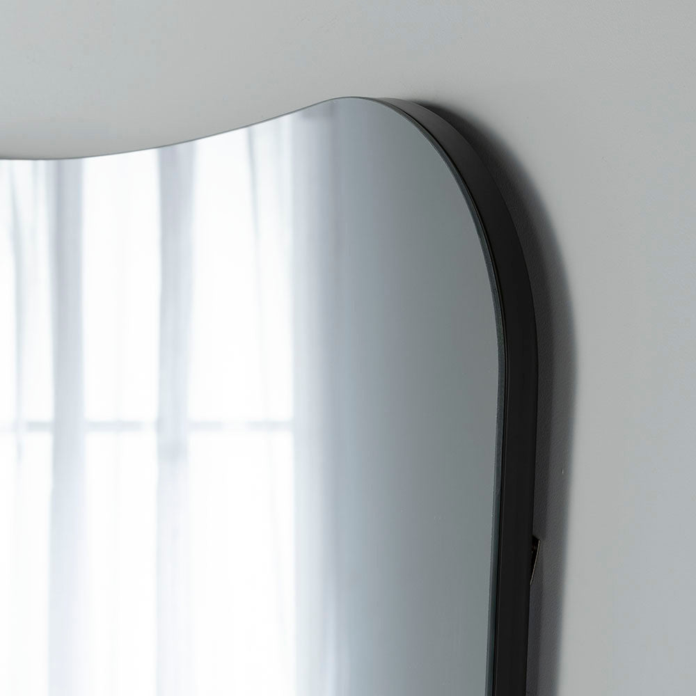 Curved mantle mirror