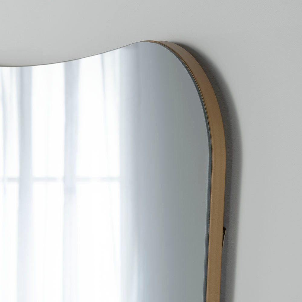 Curved mantle mirror